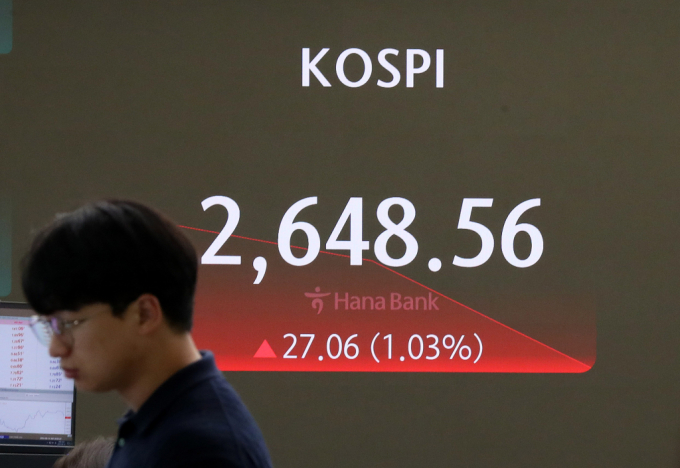 코스피 지수가 상승세를 이어가며 폭락전 수준을 회복할 것이란 기대감이 나온다. 14일 오전 서울 중구 하나은행 딜링룸 전광판에 지수가 표시 되고 있다. /사진=뉴시스