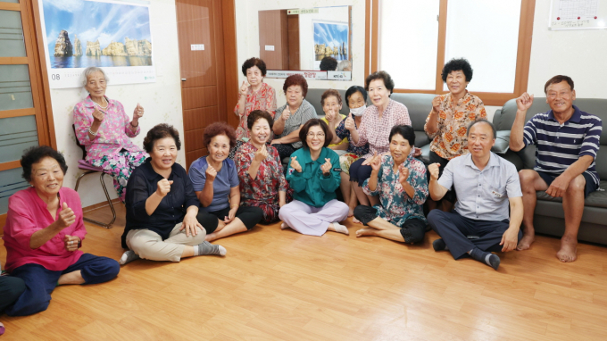 김보라 안성시장이 관내 경로당을 방문해 무더위쉼터 운영상태를 점검하고 있다 / 사진제공=안성시