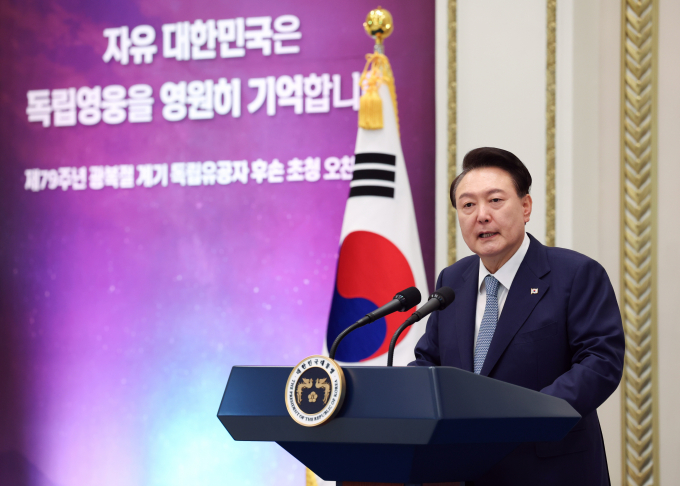윤석열 대통령이 청와대 영빈관으로 독립유공자 후손 100명을 초청해 "자유의 가치를 지키며 발전시켜 온 선조들의 뜻을 절대 잊지 않고 자유·평화·번영의 대한민국을 건설하는 데 모든 힘을 쏟겠다"고 전했다. 사진은 윤 대통령이 14일 청와대 영빈관에서 열린 독립유공자 후손 초청 오찬에서 발언하는 모습. /사진=뉴시스(대통령실통신사진기자단) 