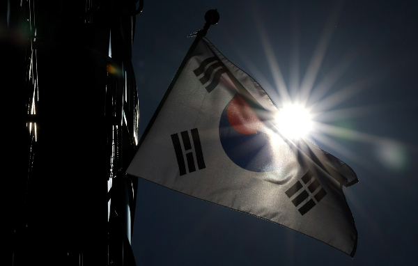 15일 전국이 광복절을 맞이한 가운데 폭염이 예상되며 일부지역에서 천둥·번개를 동반한 소나기가 예보됐다. 사진은 지난 13일 대구 북구 동화훼밀리타운 아파트에 걸린 태극기. /사진=뉴시스