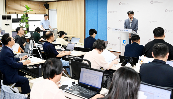 인천시 김충진 문화체육관광국장이 14일 시청 브리핑룸에서 인천 북부지역 문화예술회관 건립과 관련해 브리핑을 하고 있다./사진제공=인천시
