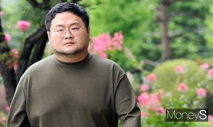 유튜버 쯔양(본명 박정원)을 상대로 한 공갈 및 공갈방조 등 혐의로 유튜버 구제역(본명 이준희), 주작 감별사(본명 전국진), 카라큘라(본명 이세욱), 크로커다일(본명 최일환) 등이 기소됐다. 사진은 지난달 15일 서울 서초구 서초동 서울중앙지방검찰청에 자진출석한 유튜버 구제역(본명 이준희). /사진=임한별 기자