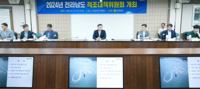 명창환 전남도 행정부지사가 14일 도청에서 적조 예찰과 방제 전문가, 양식어업인 등이 참석한 가운데 적조대책위원회를 긴급 소집해 기관별 역할과 시·군별 방제 대책을 점검하고 피해 최소화 방안을 논의하고 있다./사진=전남도