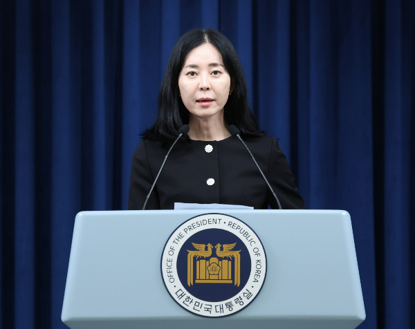 대통령실이 국민권익위원회 간부 사망을 두고 더불어민주당이 비판하자 공식 사과를 요구했다. 사진은 14일 서울 용산 대통령실 청사에서 현안 브리핑을 하는 정혜전 대변인. /사진=뉴시스 