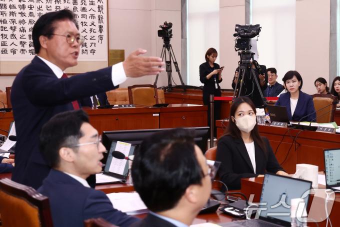송석준 국민의힘 의원이 14일 오후 서울 여의도 국회에서 열린 김영철 서울북부지검 차장검사 '탄핵소추사건 조사'와 관련한 청문회에서 송 의원이 전현희 더불어민주당에게 한 