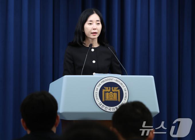 정혜전 대통령실 대변인이 14일 서울 용산 대통령실 청사 브리핑룸에서 야당의 정치공세 비판 및 현안 관련 브리핑을 하고 있다. 2024.8.14/뉴스1 ⓒ News1 송원영 기자