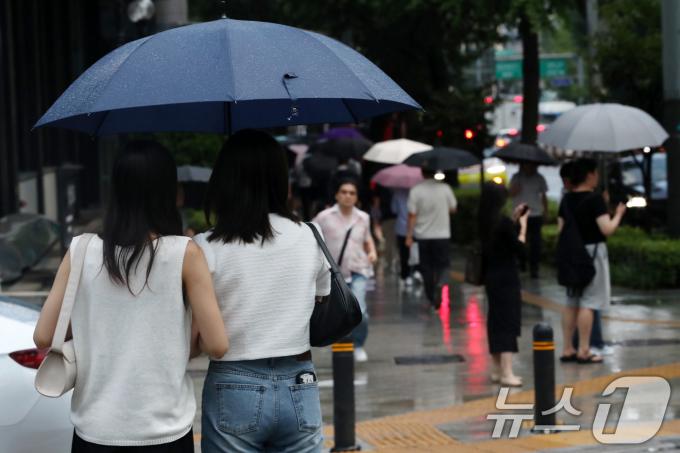 [사진] 퇴근길에 내리는 소나기