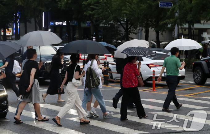 [사진] 폭염 속 소나기 내리는 퇴근길