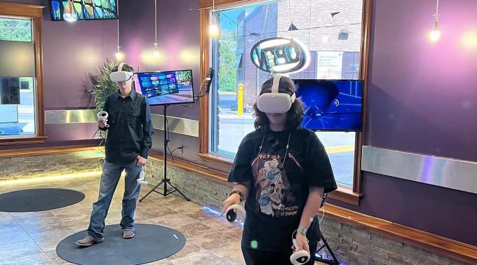 여름 VR STEM 캠프는 VR과 직접 세션을 조합하여 8~14세 청소년에게 VR에서 과학, 기술, 공학 및 수학을 가르친다. 또한 VR에서 놀이와 피트니스, VR에서 야외 학습 및 명상을 병행한다. 2024.08.13/<출처:Poptronic 홈페이지>