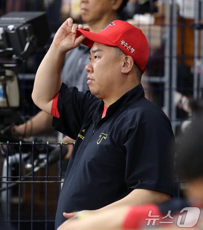 [사진] 경기 지켜보는 이범호 KIA 감독