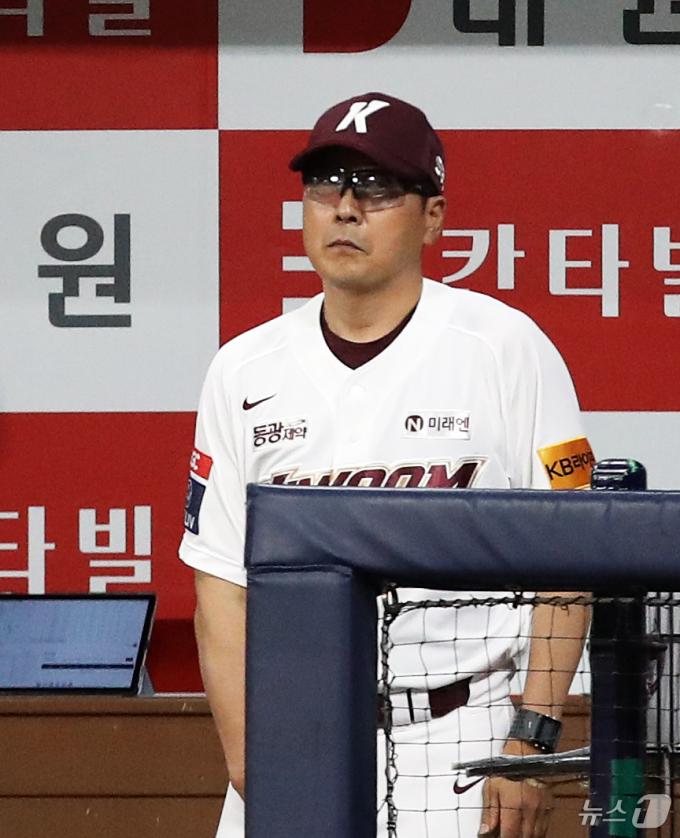 [사진] 경기 지켜보는 홍원기 키움 감독