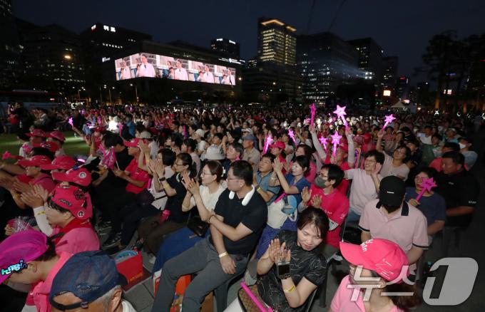 [사진] '열대야 안녕' 광화문광장에서 열린 야외음악회