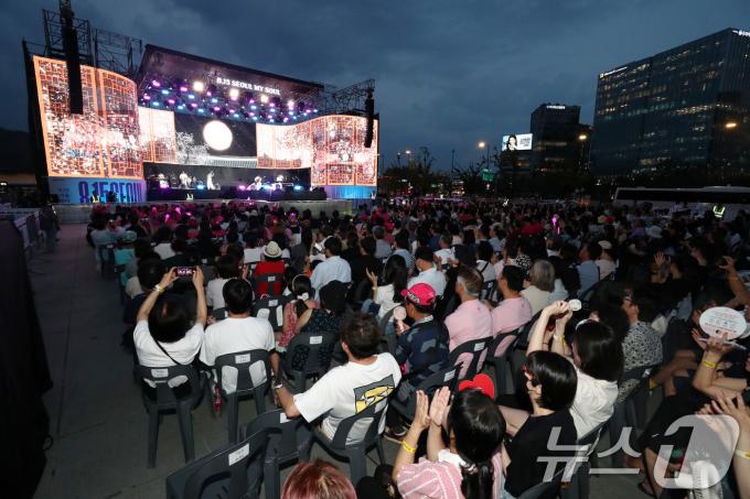 [사진] 폭염 잊어요 '신나는 여름밤 야외 공연'