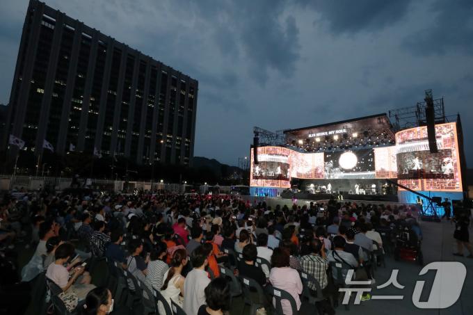 [사진] '열대야 안녕' 광화문광장에서 열린 광복절 전야음악회