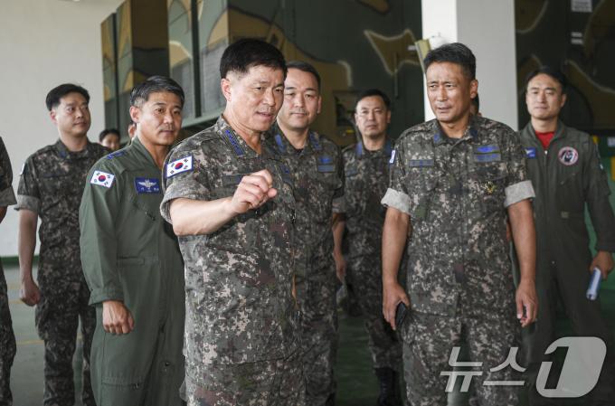 [사진] 대비태세 점검하는 이영수 공군참모총장