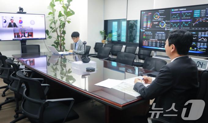 [사진] 안덕근 장관, 英 기업통상부 장관 화상 면담