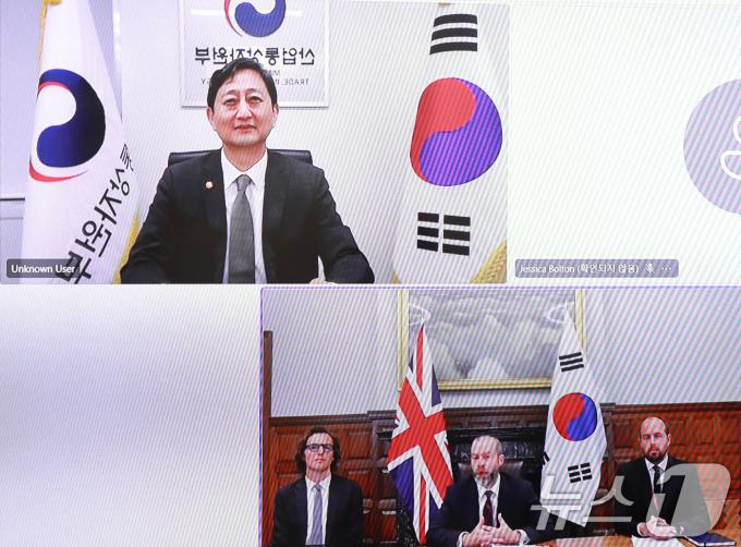 [사진] 화상으로 영국 기업통상부 장관과 면담하는 안덕근 장관