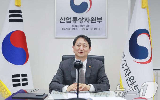 [사진] 영국 기업통상부 장관과 화상으로 면담하는 안덕근 장관