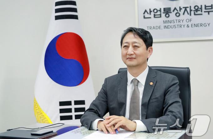 [사진] 화상으로 英 기업통상부 장관과 면담하는 안덕근 장관
