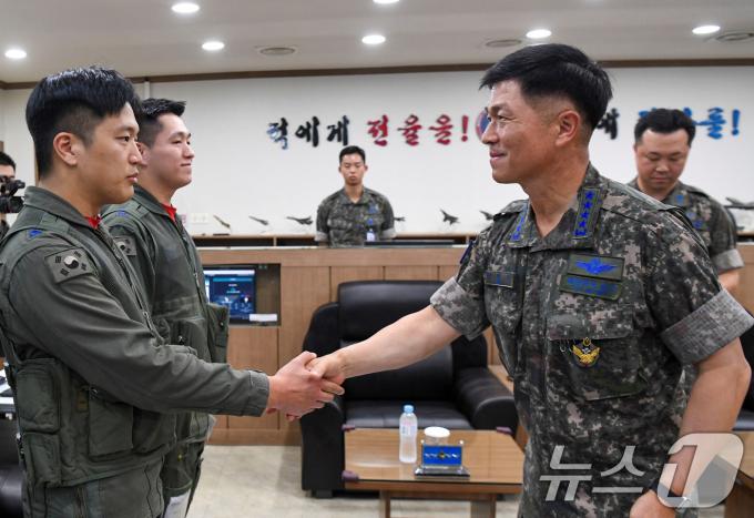 [사진] 조종사 격려하는 이영수 공군참모총장