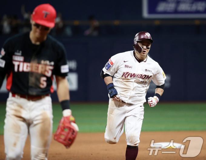14일 서울 구로구 고척스카이돔에서 열린 프로야구 '2024 신한 SOL 뱅크 KBO리그' KIA 타이거즈와 키움 히어로즈의 경기 9회말 키움 공격 1사 상황에서 최주환이 끝내기 홈런을 쏘아올린 후 다이아몬드를 돌고 있다. 2024.8.14/뉴스1 ⓒ News1 오대일 기자