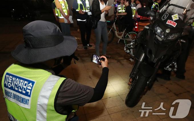 [사진] '불법튜닝 적발 위치 사진 찍는 단속원'