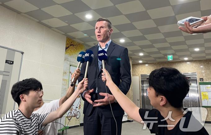 [사진] 취재진 질문에 답하는 벤츠 코리아 사장