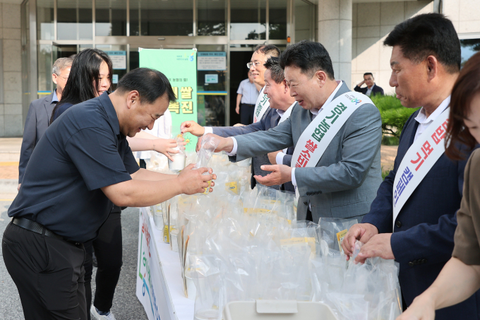 서태원 가평군수(우측 세번째)와 장동규 가평군농협 조합장(우측 두번째) 등이 아침밥 먹기 캠페인 협약 첫 행사로 군청 입구에서 출근길 직원 등에게 컵밥(주먹밥)과 식혜를 나눠주고 있다. /사진제공=가평군