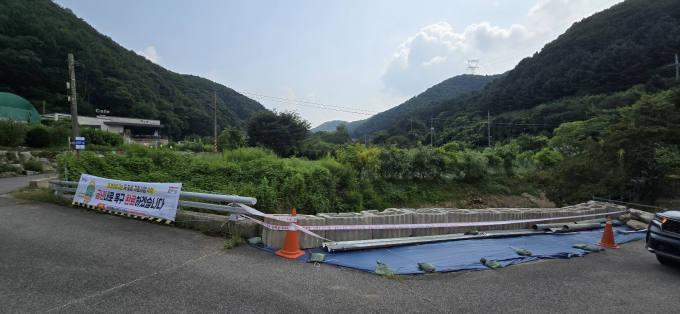 용인시가 완장천 수해지역에 복구공사 안내를 한 모습. / 사진제공=용인특례시