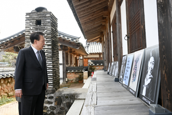 윤석열 대통령 부부가 15일 오전 육영수 여사 묘역을 찾았다. 사진은 윤 대통령이 지난 2월28일 오전 충북 옥천군 고(故) 육영수 여사 생가를 방문해 전시된 사진을 바라보고 있는 모습. /사진=뉴스1(대통령실 제공)