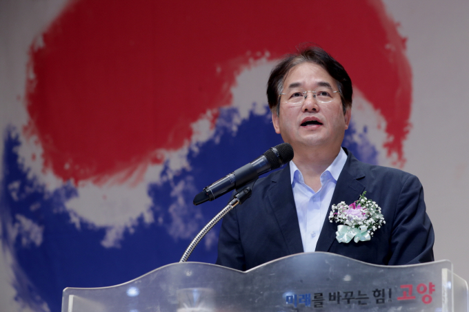 이동환 고양특례시장이 15일 오전 10시 고양시청 문예회관에서 광복회원, 보훈단체, 유관기관장 및 시민 등 약 300여명이 참석한 가운데 열린 제79주년 광복절 경축식에서 경축사를 낭독하고 있다. / 사진제공=고양특레시