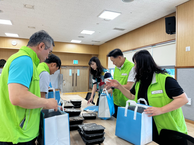 남양주도시공사 이계문사장(우측 두번째)이 남양주시장애인복지관에서 무료급식 밑반찬 봉사에 참여하고 있다. /사진제공=남양주도시공사