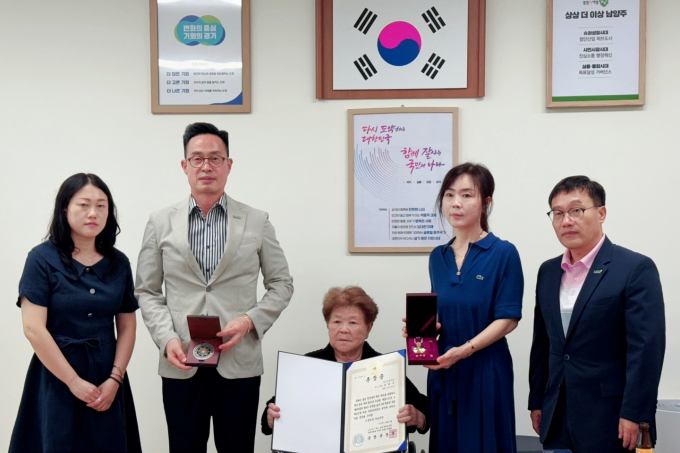 이기복 다산행정복지센터장(좌측 두번째)이 6·25 참전용사 故임원식 소위 유족에게 화랑무공훈장 전수하고 기념촬영을 하고 있다. /사진제공=남양주시