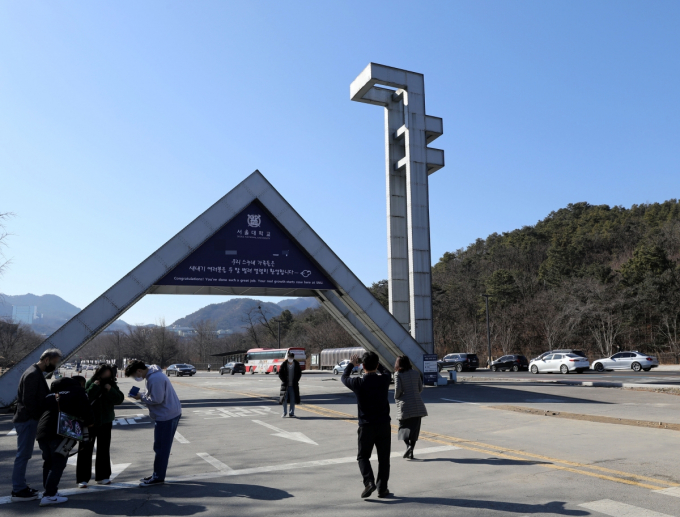 지난 14일 서울대학교발전재단이 학부모를 대상으로 서울대학생 가족임을 나타내는 차량용 스티커를 배포해 논란이 일었다. /사진=뉴시스