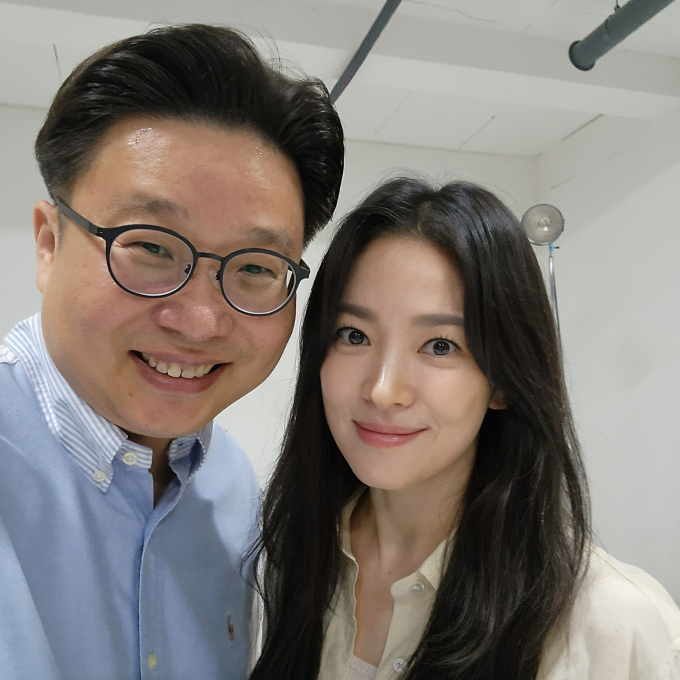 배우 송혜교가 서경덕 성신여대 교수와 이태준 열사의 독립운동을 알리는 안내서를 기부했다. /사진=서경덕 교수