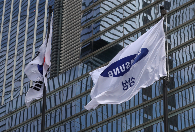 올해 상반기 삼성전자 직원의 평균 급여는 전년 대비 늘고 사내이사의 보수는 감소한 것으로 조사됐다. 사진은 삼성전자 서초사옥. /사진=뉴스1