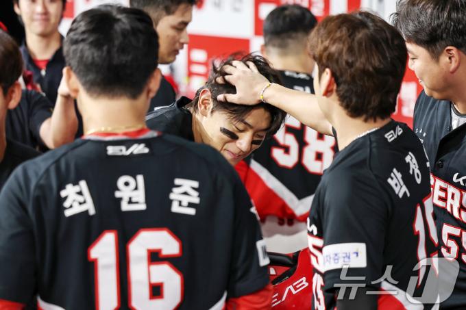 [사진] 동료들 축하 받는 KIA 김도영