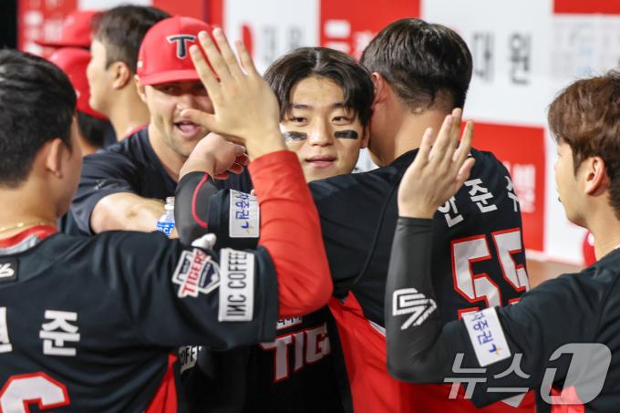 [사진] 동료들 축하 한몸에 받는 KIA 김도영