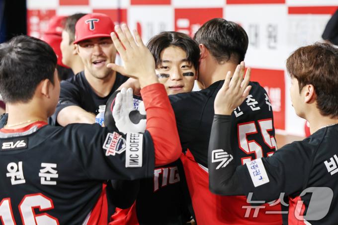 [사진] 동료들에게 둘러싸인 KIA 김도영