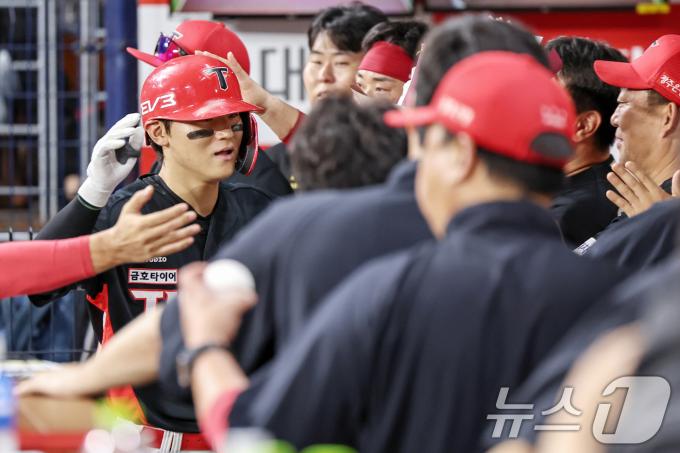 [사진] 축하 한몸에 받는 KIA 김도영