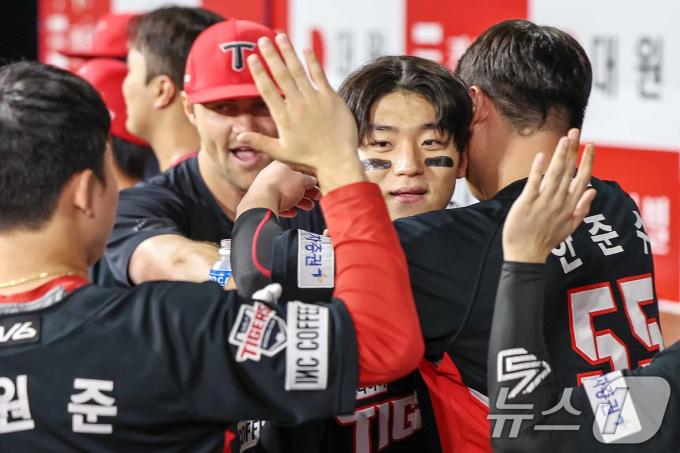 [사진] 동료들 축하 한몸에 받는 KIA 김도영