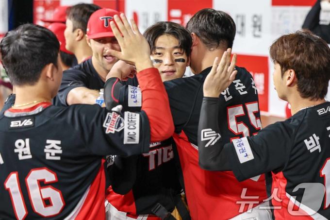[사진] 최연소 '30-30' 클럽 달성 KIA 김도영 '동료들 축하 한몸에'