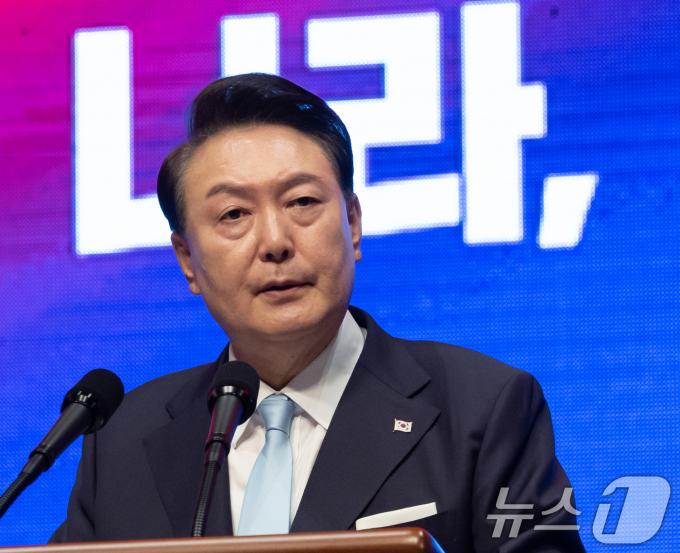 윤석열 대통령이 15일 서울 종로구 세종문화회관에서 열린 제79주년 광복절 경축식에서 경축사를 하며 '8.15 통일 독트린'을 발표하고 있다. (대통령실 제공) 2024.8.15/뉴스1 ⓒ News1 송원영 기자