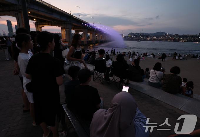 [사진] 분수쇼 즐기는 시민들