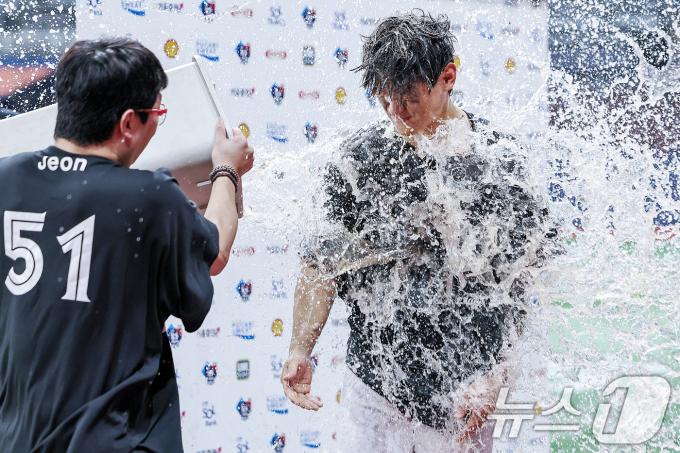 [사진] 양현종으로부터 축하 물세례 받는 김도영