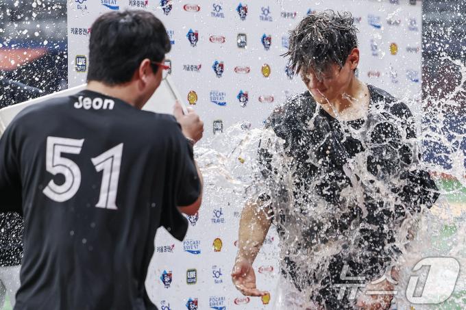 [사진] KIA 김도영, '최연소 30-30 클럽 달성'…양현종의 축하 물세례