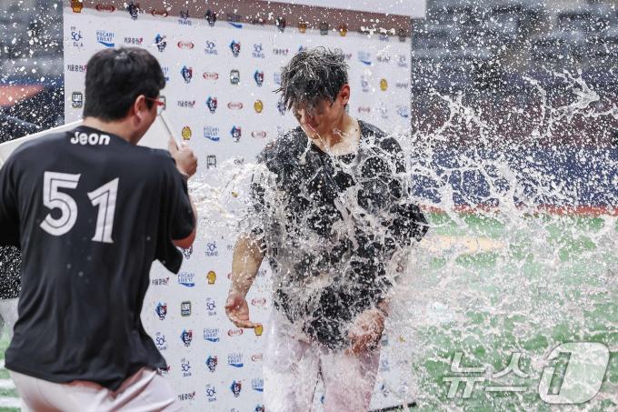 [사진] 최연소 30-30 클럽 달성 김도영, 양현종에게 축하 물세례