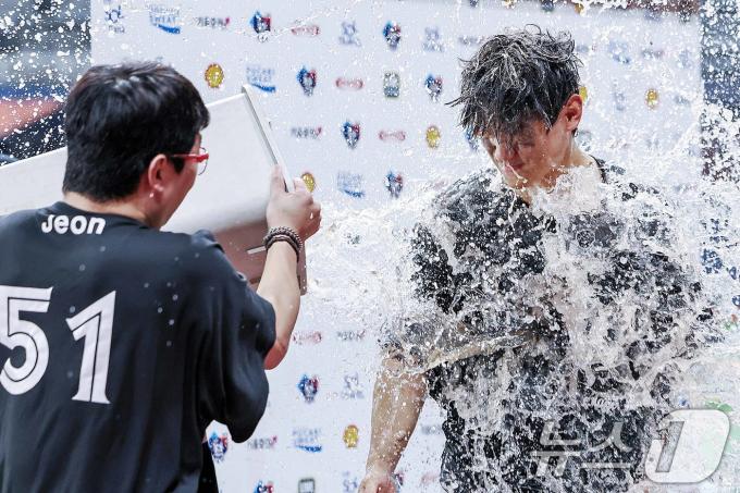 [사진] 양현종으로부터 '축하 물세례' 받는 김도영