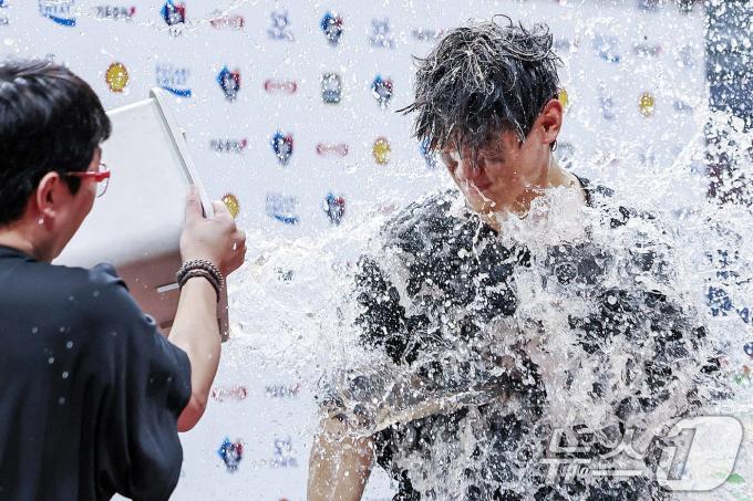[사진] 최연소 '30-30' 클럽 가입 KIA 김도영, 양현종에게 축하 물세례