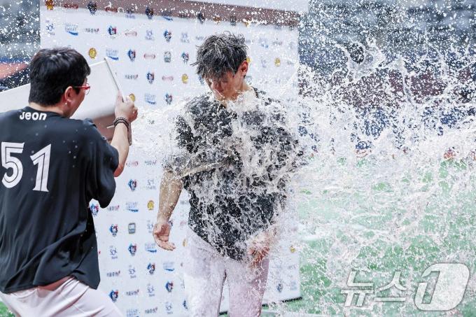 [사진] 양현종으로부터 축하 물세례 받는 김도영
